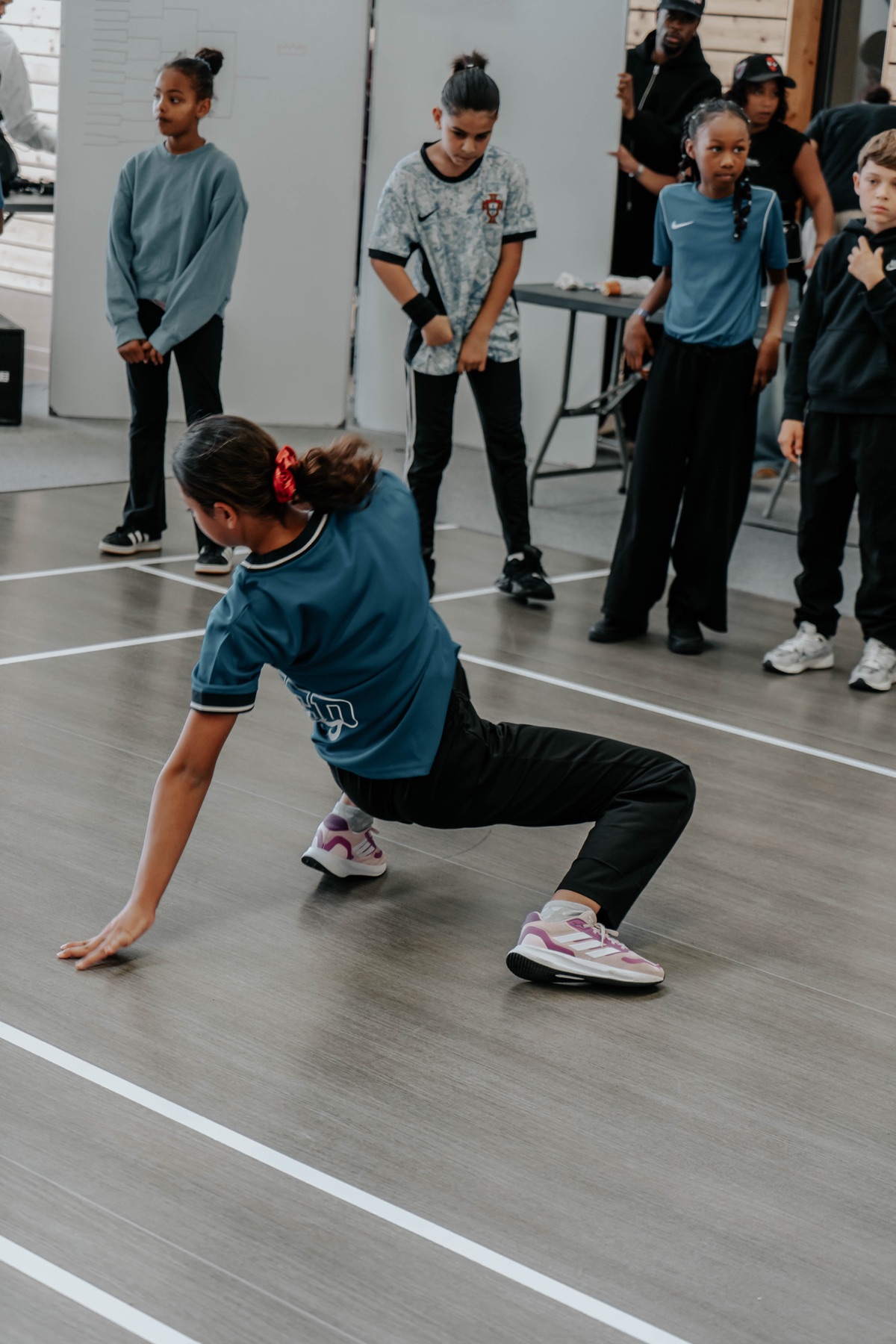 Jeune élève en pleine figure de breaking pendant le cours