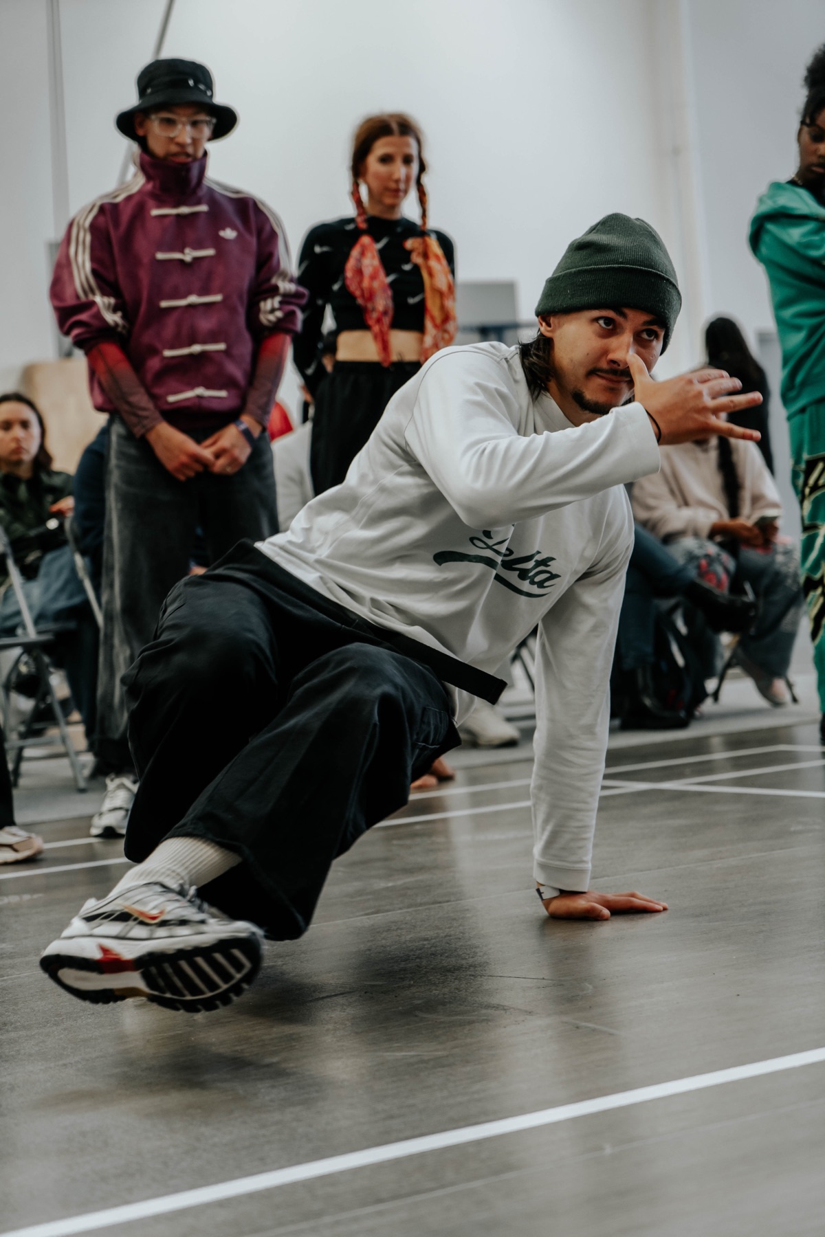 Danseur en pleine figure de breaking pendant un battle
